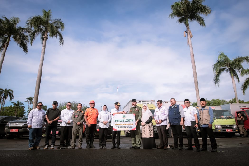 Gubernur Banten Andra Soni (no 7 dari kiri) menyerahkan sumbangan kepada Gubernur Sumatra Barat Mahyeldi Ansharullah ( no 6 dari kanan). Foto : Humas Pemprov