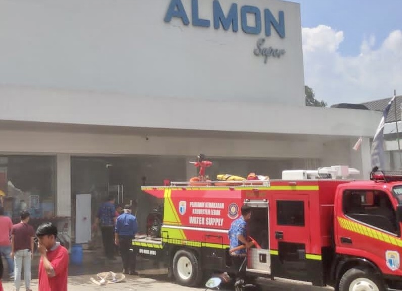 Petugas Dinas Satpol PP Kabupaten Lebak bidang Damkar, sedang melakukan upaya pemadaman di dalam area toko serba ada Almon yang terbakar hebat, di Rangkasbitung, Kabupaten Lebak, Senin (22/12).
