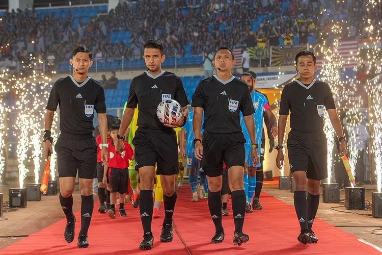 Wasit PSSI saat memimpin laga Malaysia vs India. Foto : Ist