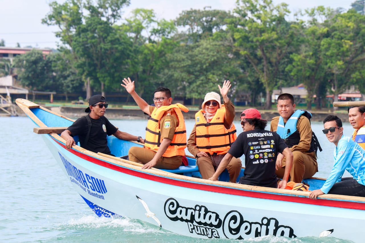 Gubernur Banten, Andra Soni (kedua dari kiri) menjajal kapal bantuan untuk nelayan di perairan Pantai Carita, Kabupaten Pandeglang, Selasa (23/12/2025).(Istimewa)
