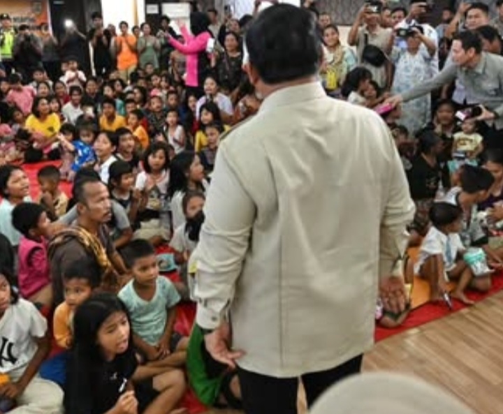 Presiden Prabowo ditengah anak-anak korban banjir di Tapanuli Utara. Foto : Ist
