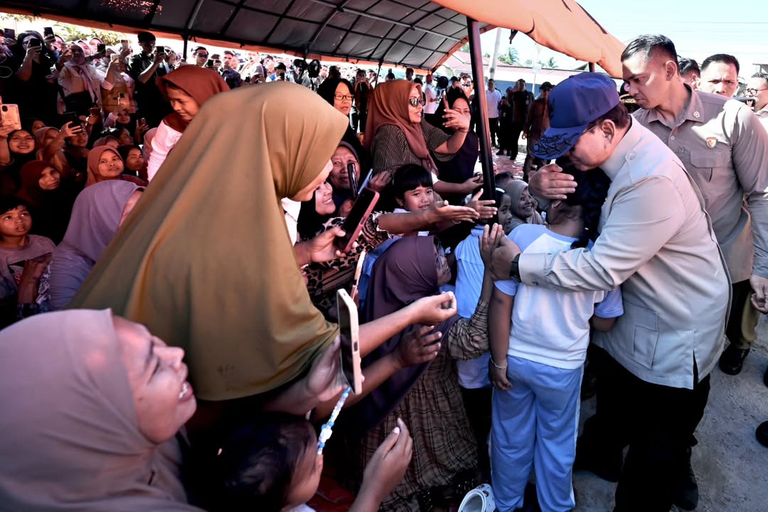 Presiden Prabowo ditengah anak-anak korban banjir di Tapanuli Utara. Foto : Ist