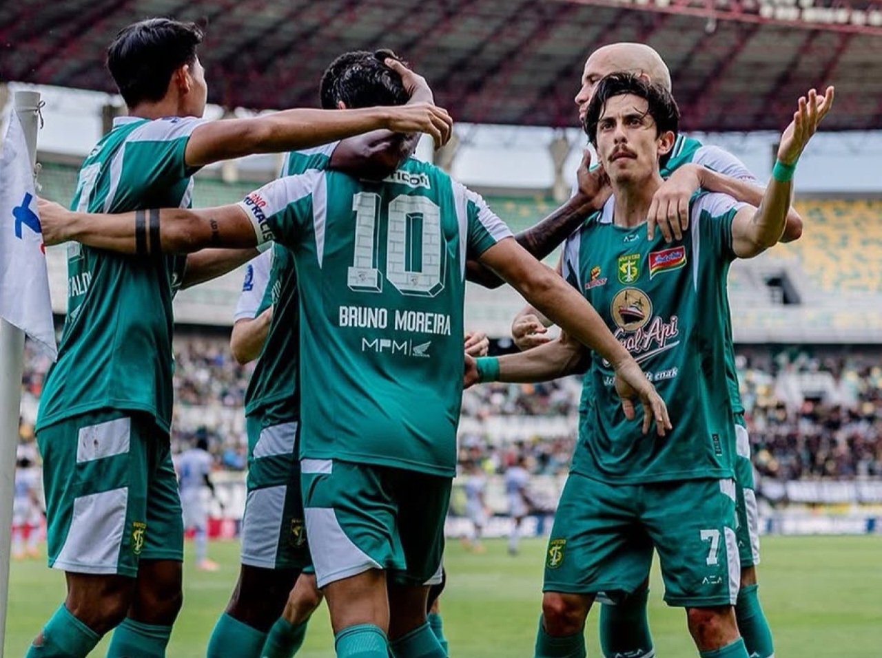 Selebrasi Oersebaya usai menang 4-0 dari Persijap. Foto : Ist