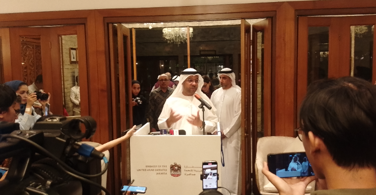 Dubes Abdulla Salem AlDhaheri berbicara kepada media di kediamannya di Jakarta. Foto : Ist