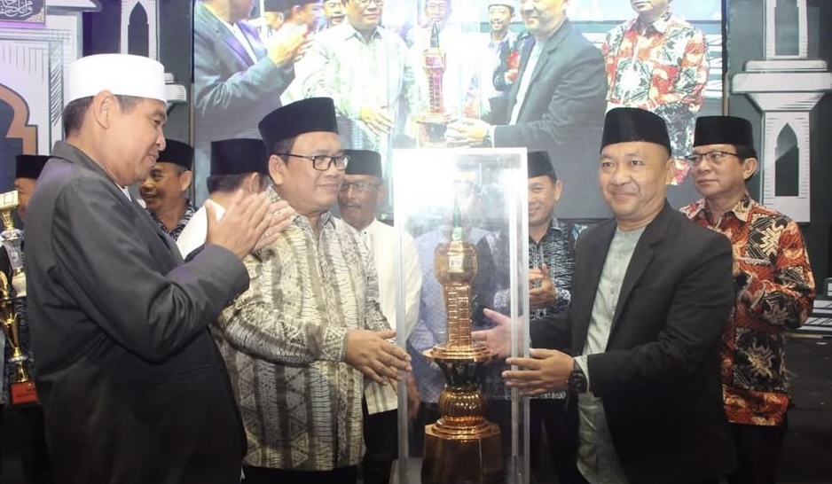Wabup Lebak Amir Hamzah didampingi jajarannya, secara simbolis menyerahkan piala bergilir kepada perwakilan Kafilah Kecamatan Leuwidamar yang meraih predikat juara umum MTQ Kabupaten Lebak, di Alun-alun Rangkasbitung, Jumat (5/12) malam.