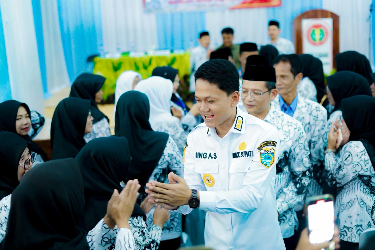Wabup Pandeglang, Iing Andri Supriadi sedang menyapa sambil menyalami para ASN, di salah satu acara yang digelar PGRI, beberapa waktu lalu.