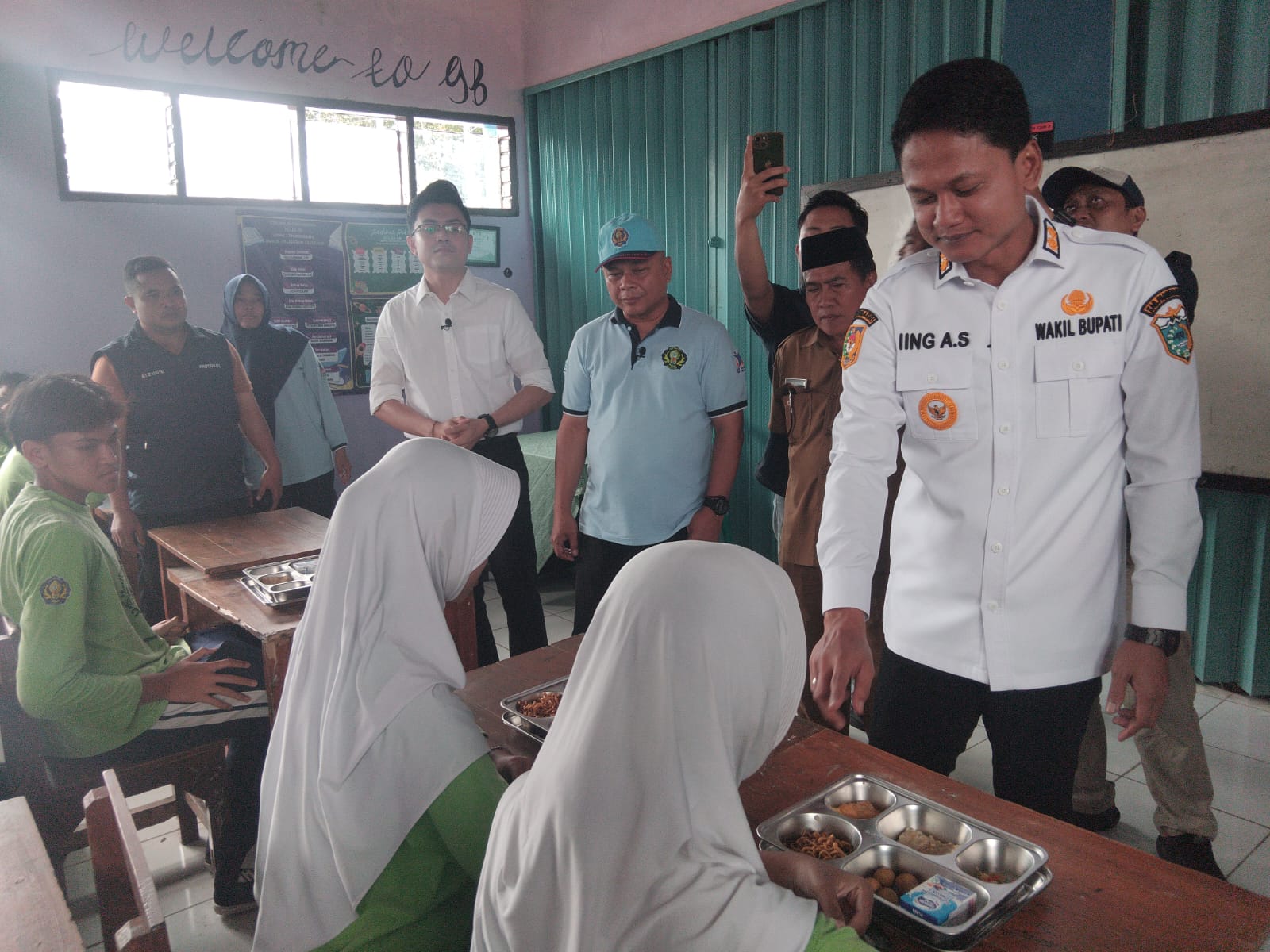 Wakil Bupati Pandeglang, Iing Andri Supriadi memantau penyaluran program MBG di SMPN 1 Pandeglang, Selasa (9/12/2025).(Istimewa)