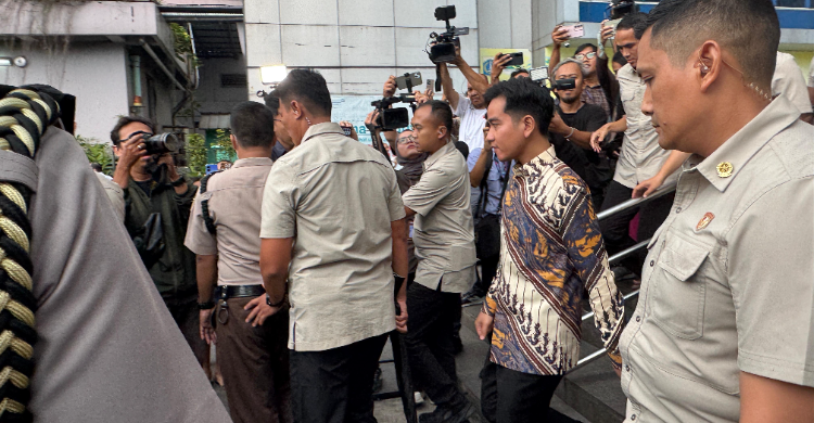 Wapres Gibran saat tiba di RS Koja untuk membesuk siwa SD Kalibaru 01 korban twrtabrak mobil pengiriman MBG. Foto : Ist