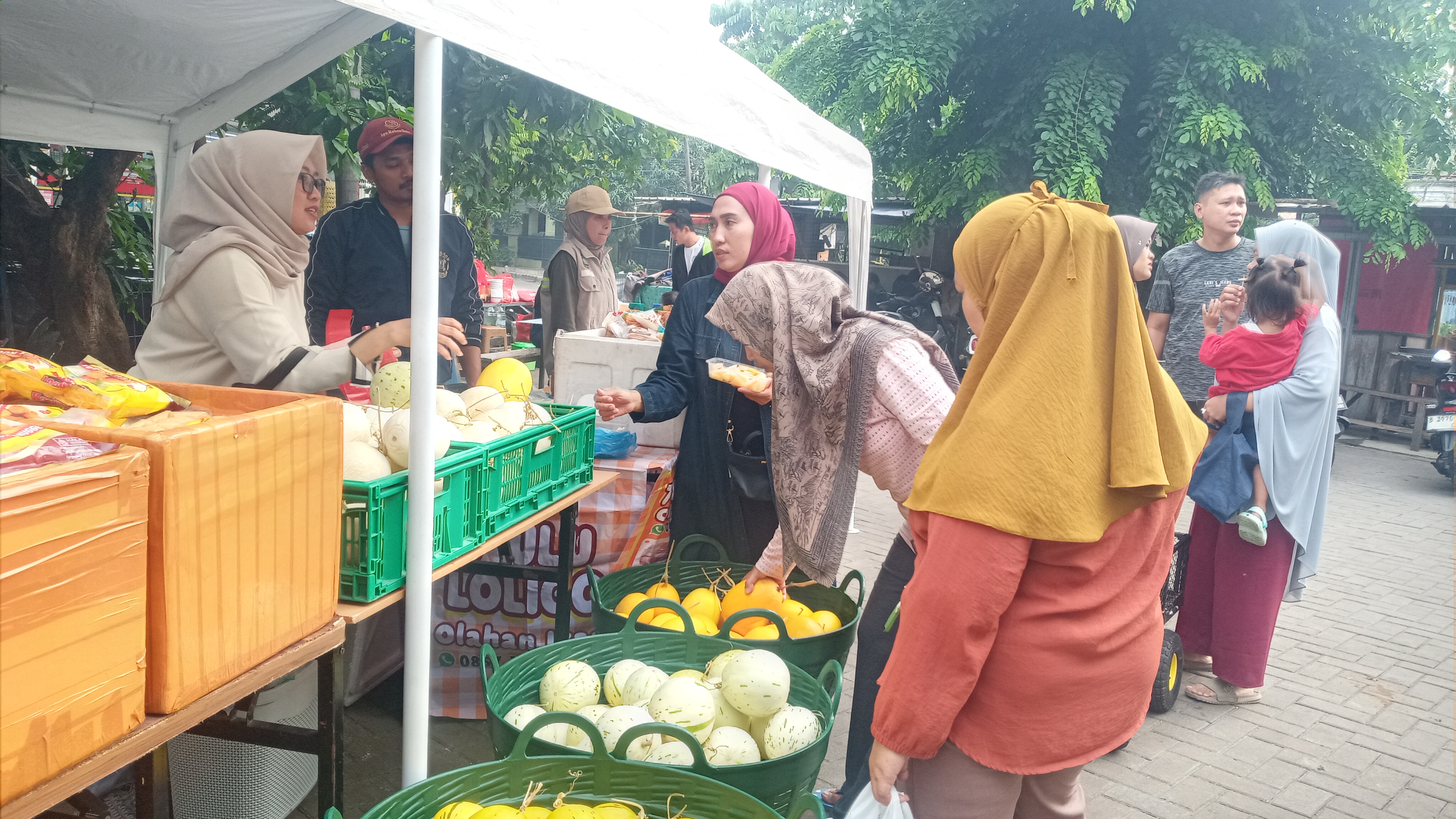 Suasana Gerakan Pangan Murah, di kawasan Bona, Kelurahan Cikokol, Kecamatan Tangerang pada Minggu (6/12) pagi.
