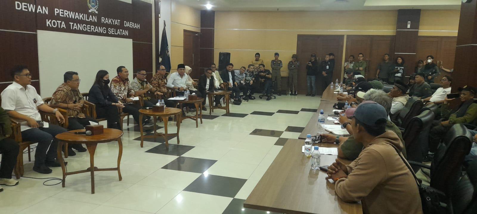 akil Wali Kota Tangsel bersama DPRD Kota Tangsel temui warga yang gelar aksi persoalan sampah di Gedung DPRD Kota Tangsel, Kamis (12/18).