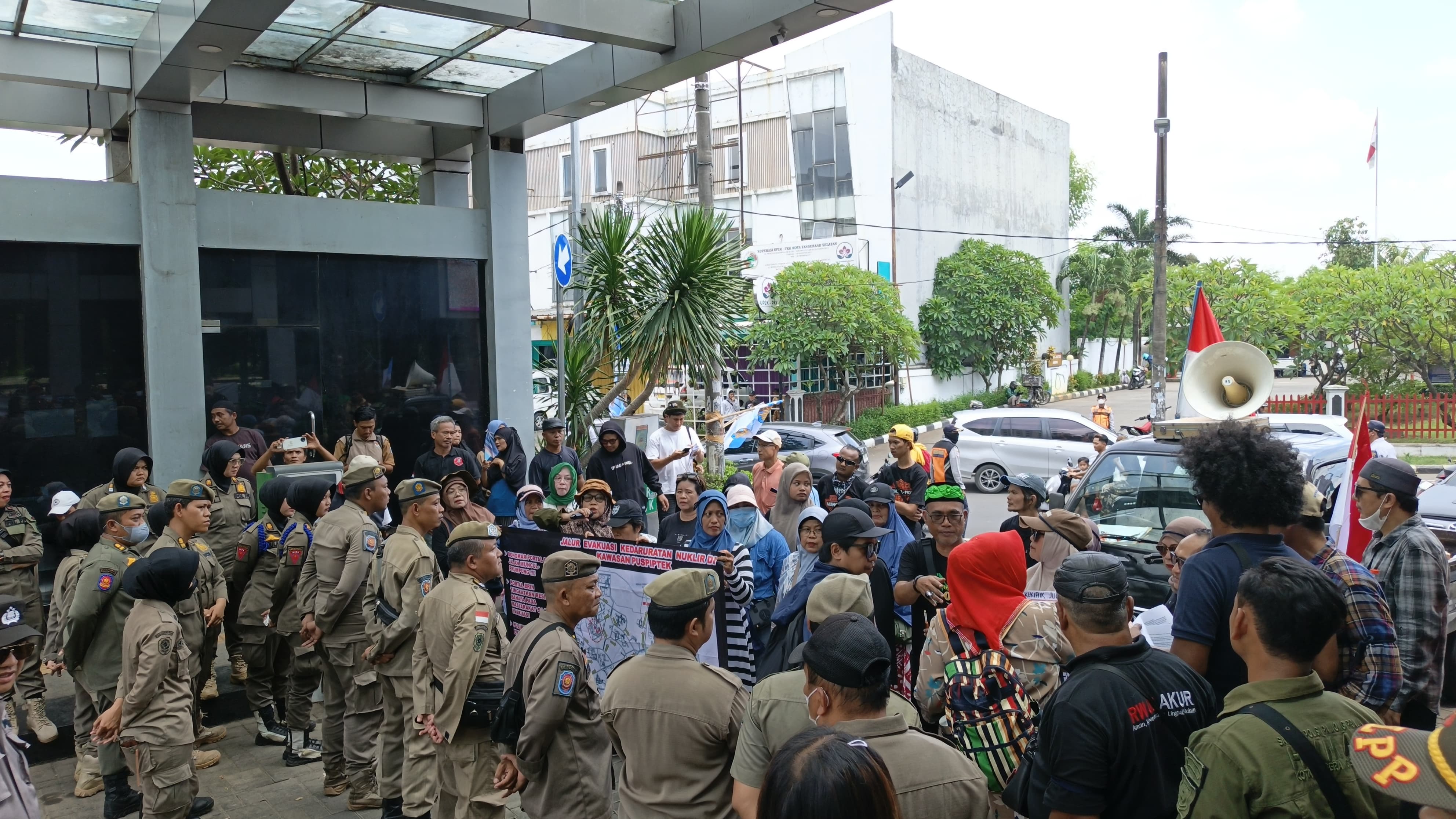 Puluhan warga Setu saat turun aksi menggeruduk Puspemkot Tangsel, Senin (1/12)