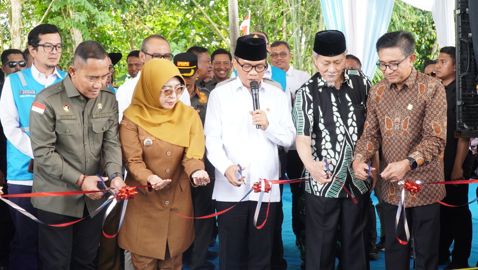 Mendes PDT bersama Kepala BNPT, Bupati Pandeglang dan para pihak lainnya, gunting pita peresmian “Desa Siapsiaga” di Desa Muruy, Kecamatan Menes, Kabupaten Pandeglang, Senin (15/12).