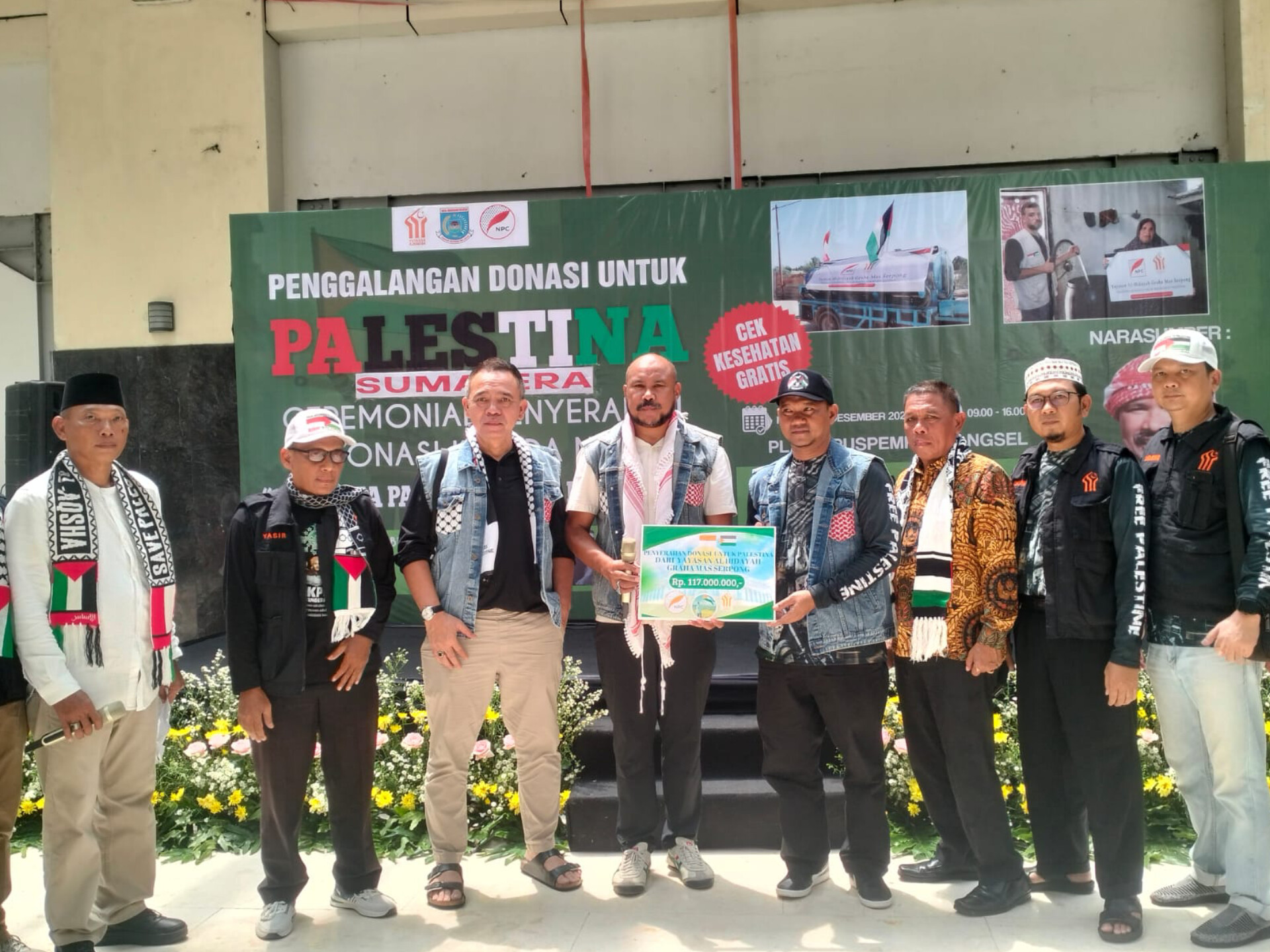 Yayasan Al Hidayah menyalurkan bantuan kemanusiaan bernilai ratusan juta rupiah untuk Palestina dalam kegiatan yang digelar di Plaza Puspemkot Tangsel, Minggu (7/12). (tangselpos.id/irm)