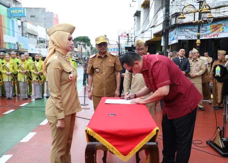 Wali Kota Serang Budi Rustandi saat melantik 11 Pejabat baru dilingkungan Penkot Serang. Foto : Ist