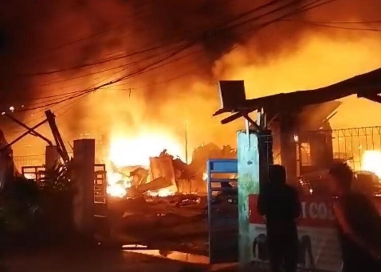 Kebakaran di RM Sambal Geledek di Jalan Galeong di Karawaci. Foto : Ist