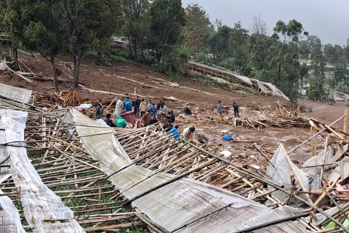 Longsor di Kecamatan Cisarua, Kabupaten Bandung Barat. Foto : Ist