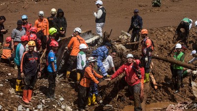 Tim SAR sedang melakukan pencarian korban longsor. Foto : Ist