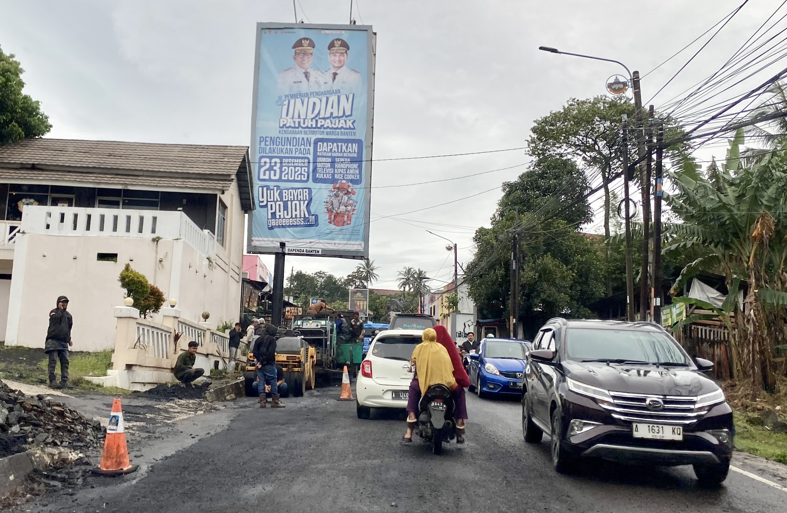 PERBAIKAN. Para pekerja DPUPR Banten melalui UPTD PJJ Pandeglang, sedang melakukan pemeliharaan atau perbaikan Jalan Raya Pandeglang-Labuan, tepatnya di Gardu Tanjak, Kabupaten Pandeglang, Rabu (21/1).