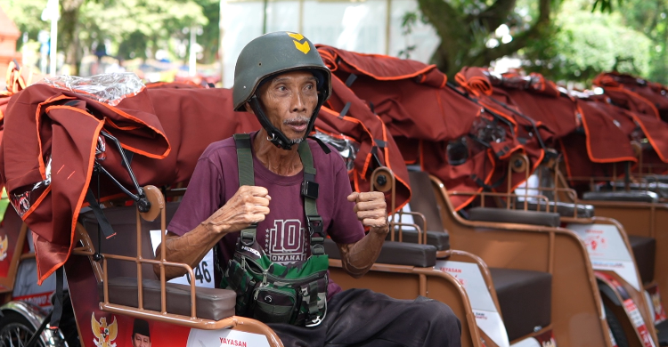 Sarjono (69) penarik becak asal Trenggalek, Jawa Timur bahagia usai terima becak listrik dari Presiden Prabowo. Foto : Tim Media Presiden