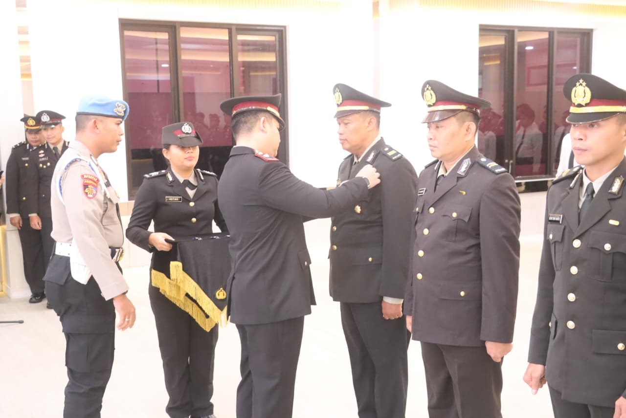 PENGHARGAAN.  Sekitar 52 personel Polres Tangsel menerima penganugerahan Tanda Kehormatan Satyalancana Pengabdian.