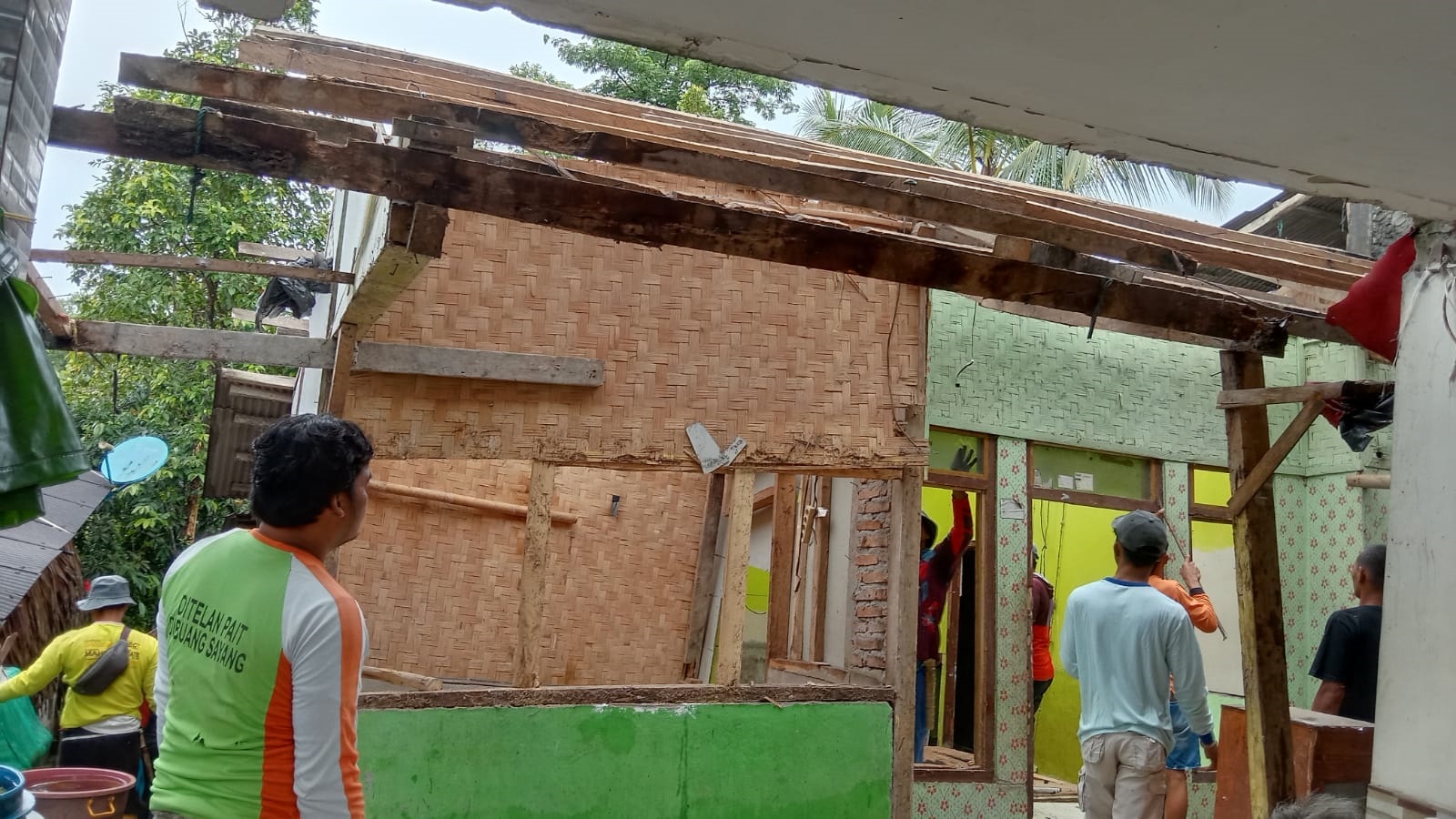 CEGAH BAHAYA. Untuk mencegah hal yang membahayakan terjadi, pemilik rumah dibantu warga Kampung Batu Jaya RT/RW 021/006, Desa Umbulan, Kecamatan Cikeusik, Kabupaten Pandeglang, sedang bergotong royong membongkar rumah akibat bencana pergerakan tanah, Minggu (18/1).