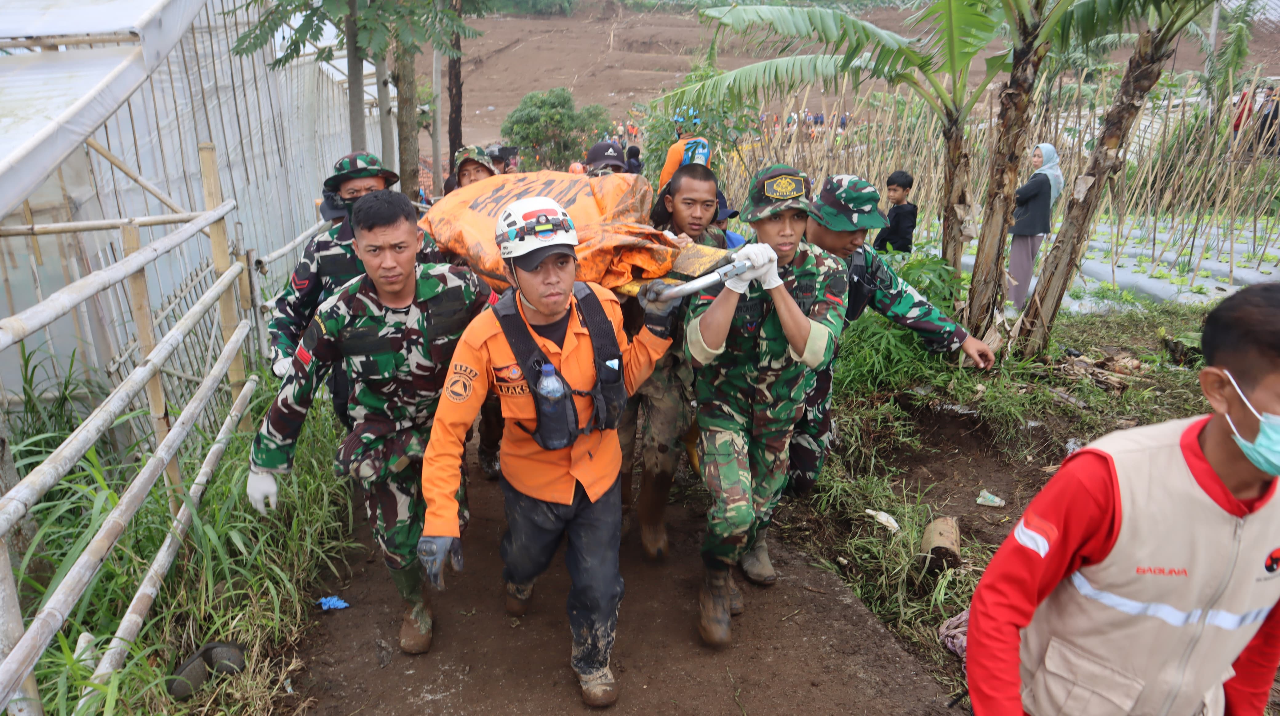 Tim SAR Gabungan sedang mengevakuasi korbsn longsor Cisarua, Bandung Barat. Foto : Ist