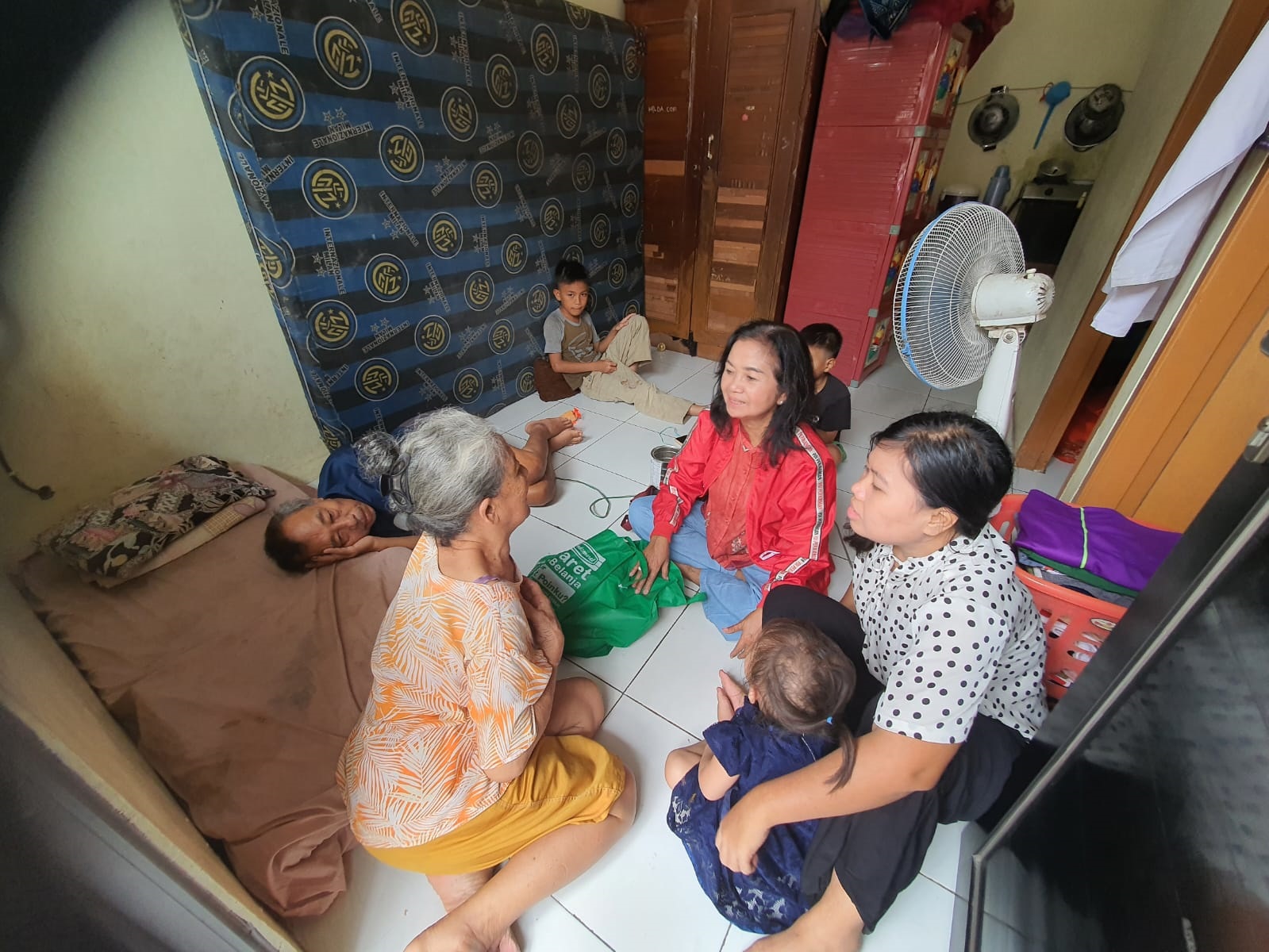 KUNJUNGI WARGA. Anggota DPRD Kota Tangsel, Made Laksmi saat mengunjungi lagsung warga yang sedang sakit.