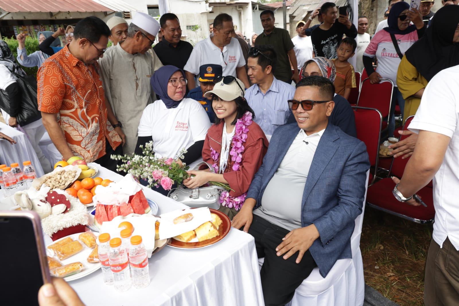 Gubernur Adra Soni saat berkunjung ke kediaman Tasya Allesia, Juara Dangdut Academy 7 (DA7), di Kelurahan Rawa Buntu, Kecamatan Serpong, Tangsel. Foto : Ist