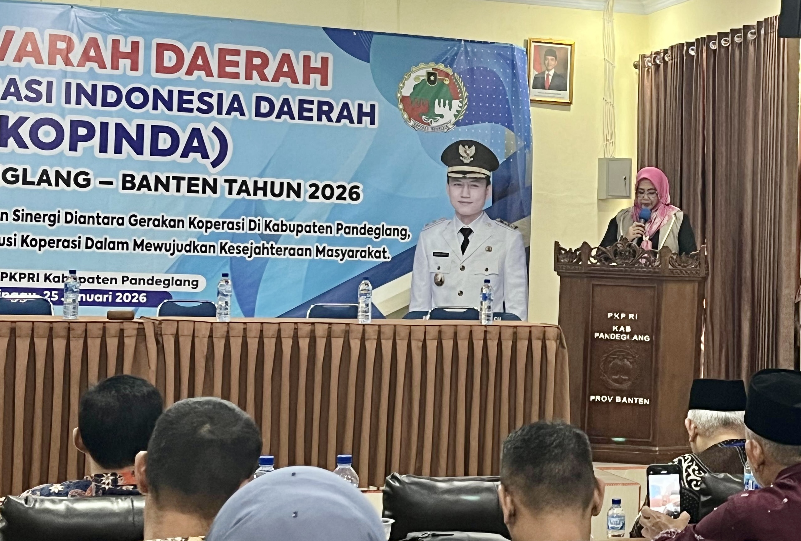 SAMBUTAN. Asda II Ekbang Setda Pandeglang, Nuriah sedang memberikan sambutan di acara Musda Dekopinda Kabupaten Pandeglang, Minggu (25/1).