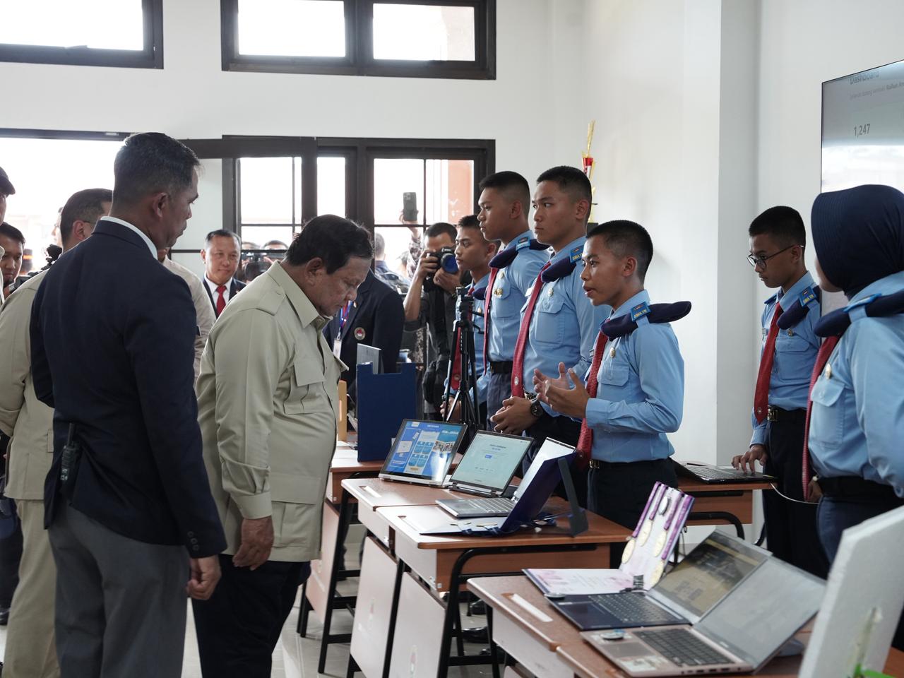 Presiden Prabowo saat meninjau ruang kelas SMA Taruna Kampus Malang pada Selasa (13/1/26). Foto : Tim Media Presiden