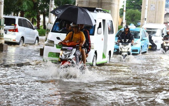 Jalan Jelambar tergenang akubat hujan pada Kamis (22/1/26). Foto : Ist