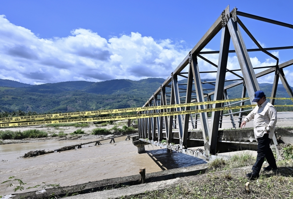 Presiden Prabowo saat melihat dari dekat jembatan Pante Dona d8 Aceh Tenggara yang rusak diterjang banjir. Foto : Ist