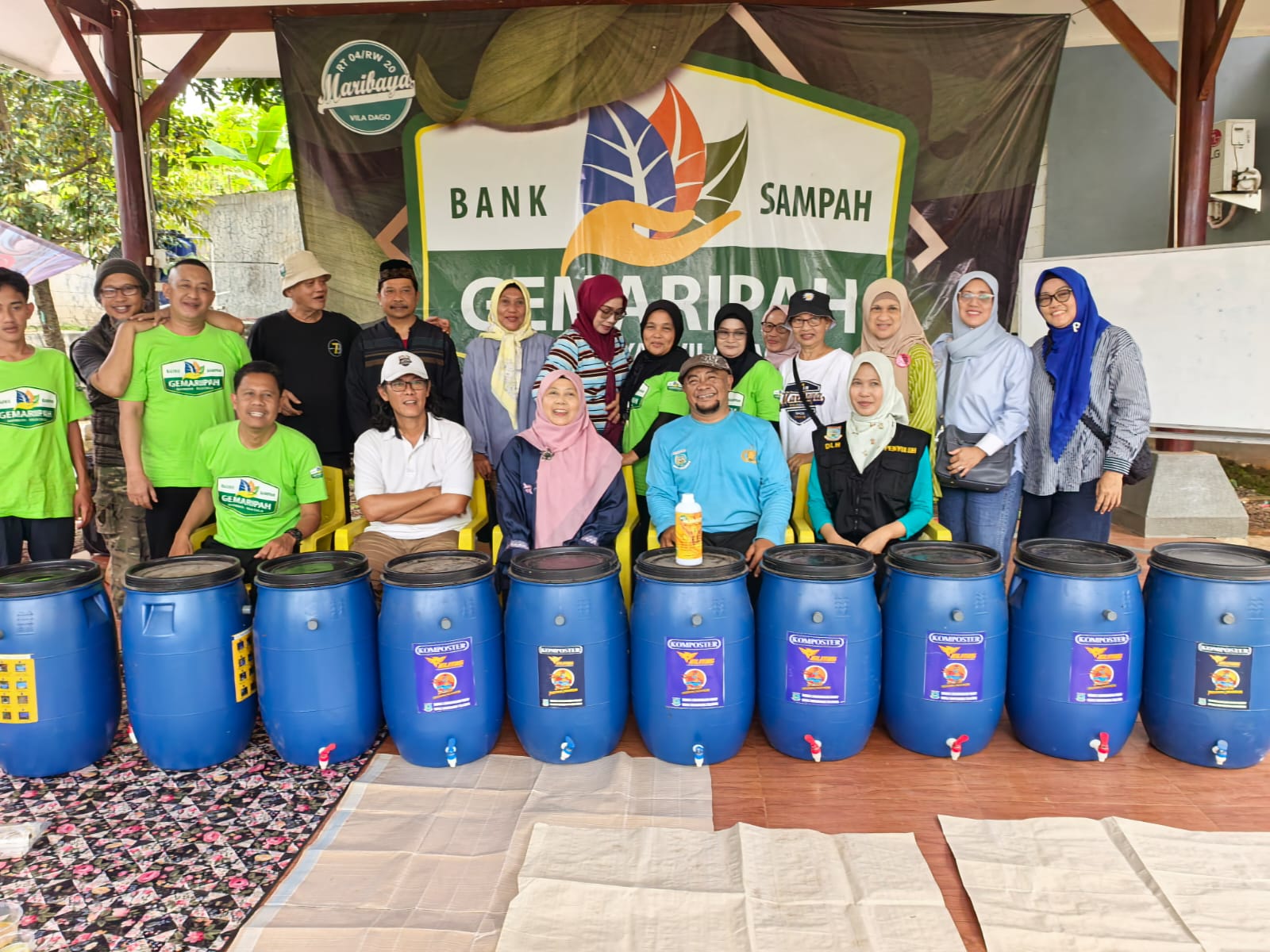 Warga Cluster Maribaya, Vila Dago Pamulang, melalui Bank Sampah Gemah Ripah. (tangselpos.id/irm)