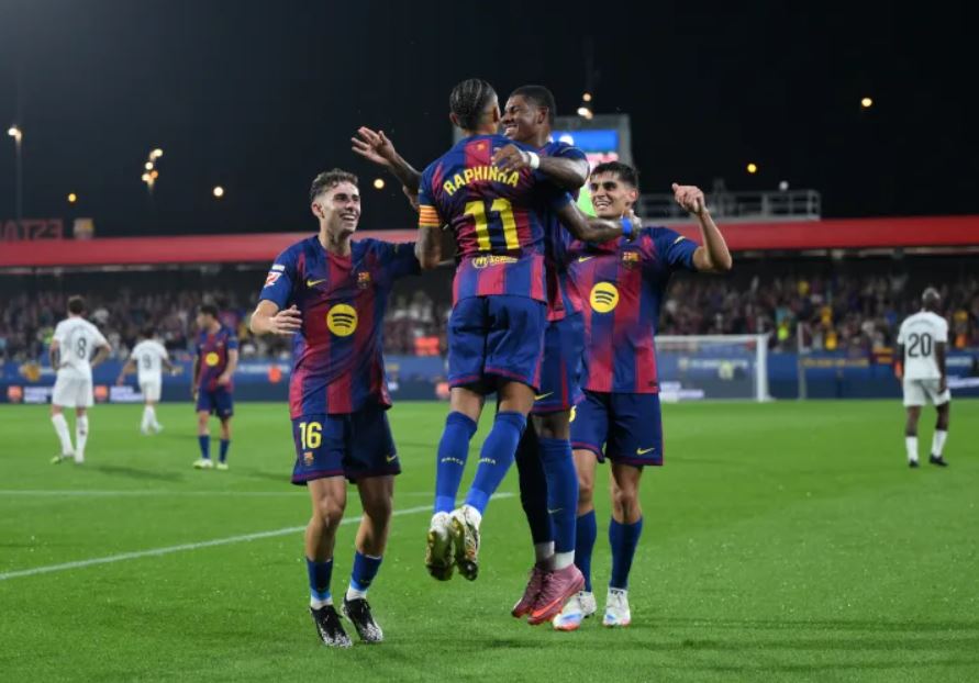 Selebrasi skuad Barcelona usai tekuk Real Oviedo 3-0. Foto : Ist