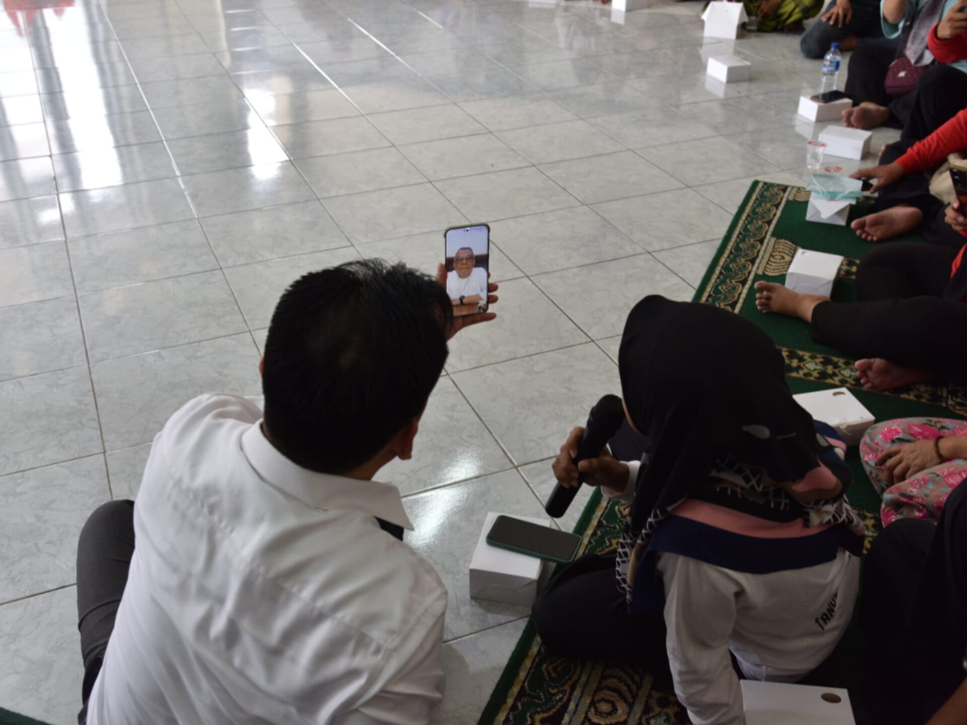 Wali Kota Tangsel Benyamin Davnie saat melakukan video call dengan warga terdampak TPA Cipeucang. (Dok. Humas Pemkot Tangsel)