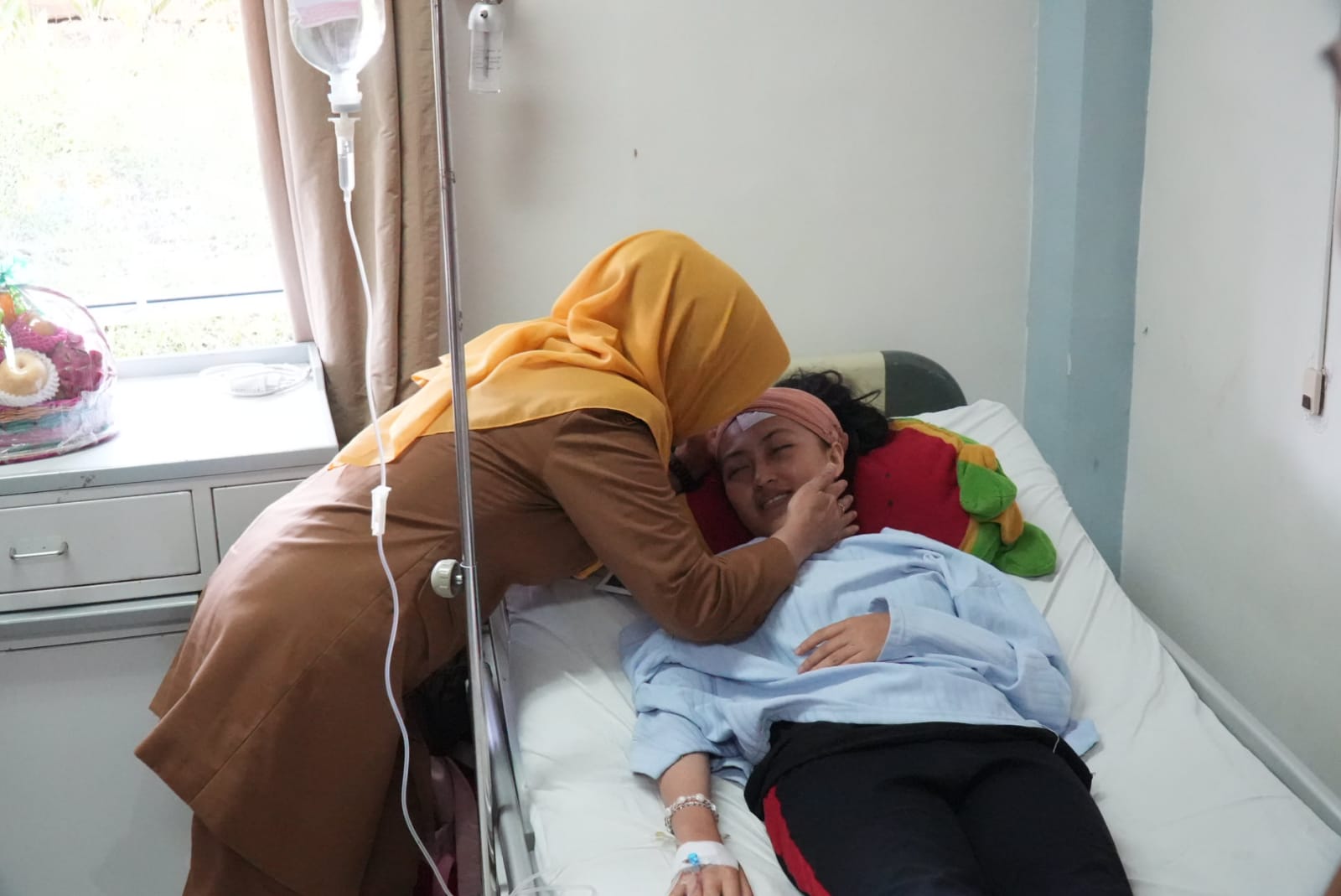 Bupati Pandeglang, Raden Dewi Setiani menjenguk siswa SMAN 6 Pandeglang yang menjadi korban tertimpa tiang besi yang tengah menjalani perawatan di RSUD Berkah Pandeglang, Senin (26/1/2026) sore.(Istimewa)