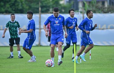 Sesi latihan skuad Persib. Foto : Ist