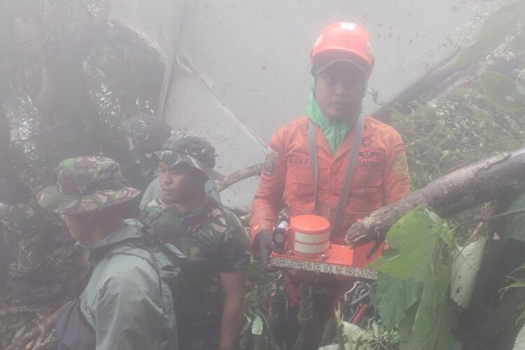 Tim Basarnas berhasil menemukan black box pesawat ATR 42-500. Foto : Ist