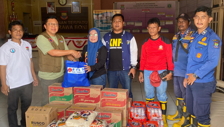 Petugas Badan Penanggulangan Bencana Daerah (BPBD) Kabupaten Tangerang secara simbolis menyalurkan bantuan logistik ke sejumlah wilayah yang terdampak banjir pada Sabtu (17/1).