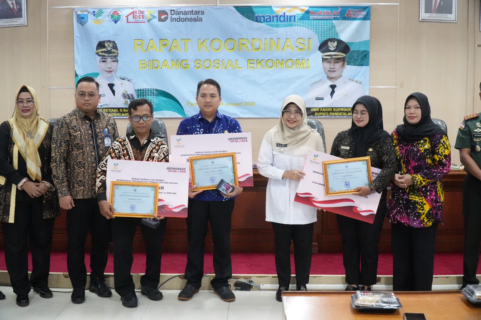 Rapat koordinasi Bidang Sosial Ekonomi dengan melibatkan pendamping PKH dan para pengurus Koperasi Merah Putih, di Oproom Sekretariat Daerah (Setda) Pandeglang, Kamis (8/1/2026).(Istimewa)