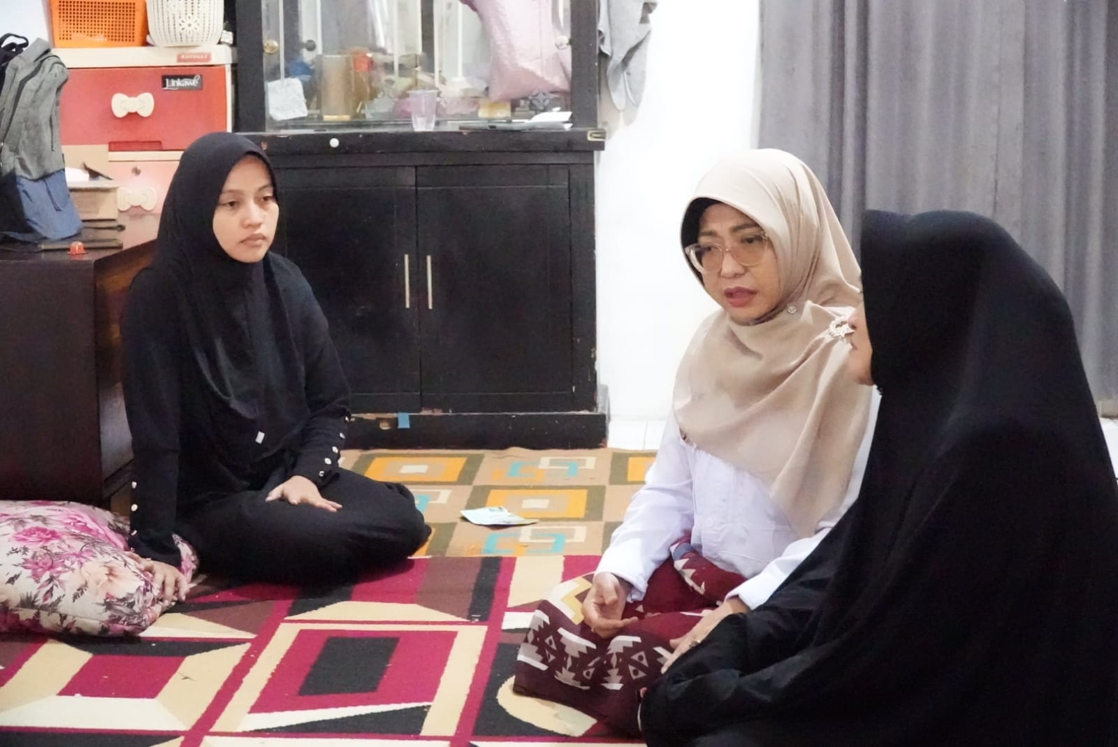 Bupati Dewi Setiani, saat melakukan takziah di kediaman almarhum Khairi Rafi, di Kampung Saruni, Kelurahan Saruni, Kecamatan Majasari, Rabu (28/1).