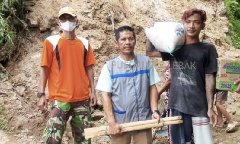 BERI BANTUAN. Pihak BPBD Kabupaten Lebak, sedang memberikan bantuan berupa logistik kepada korban bencana longsor, beberapa waktu lalu.
