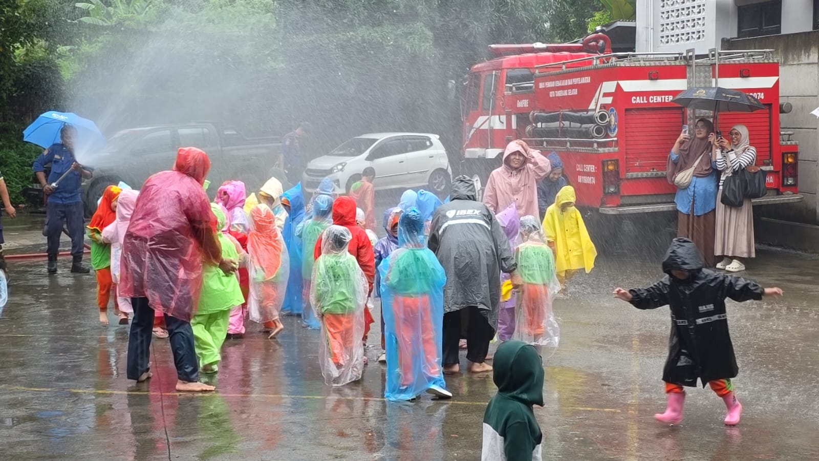 Damkar Tangsel menerima kunjungan edukatif dari siswa TK Ananda Graha Raya Bintaro, Rabu (14/1). (tangselpos.id/irm)