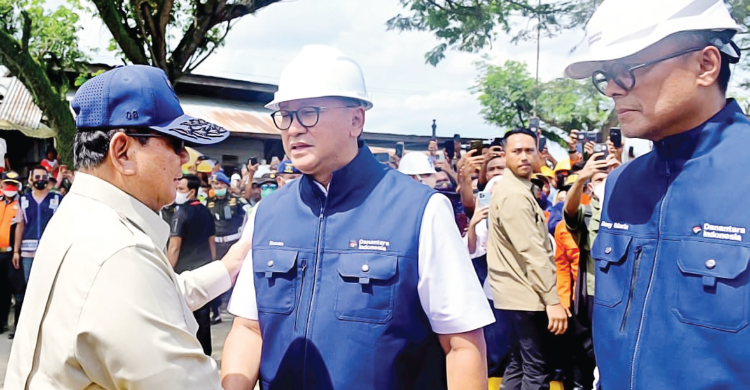 Presiden Prabowo bersama CEO Danantara Indonesia Rosan Roeslani di lokasi pembangunan Huntara di Aceh Tamiang. Foto : Ist