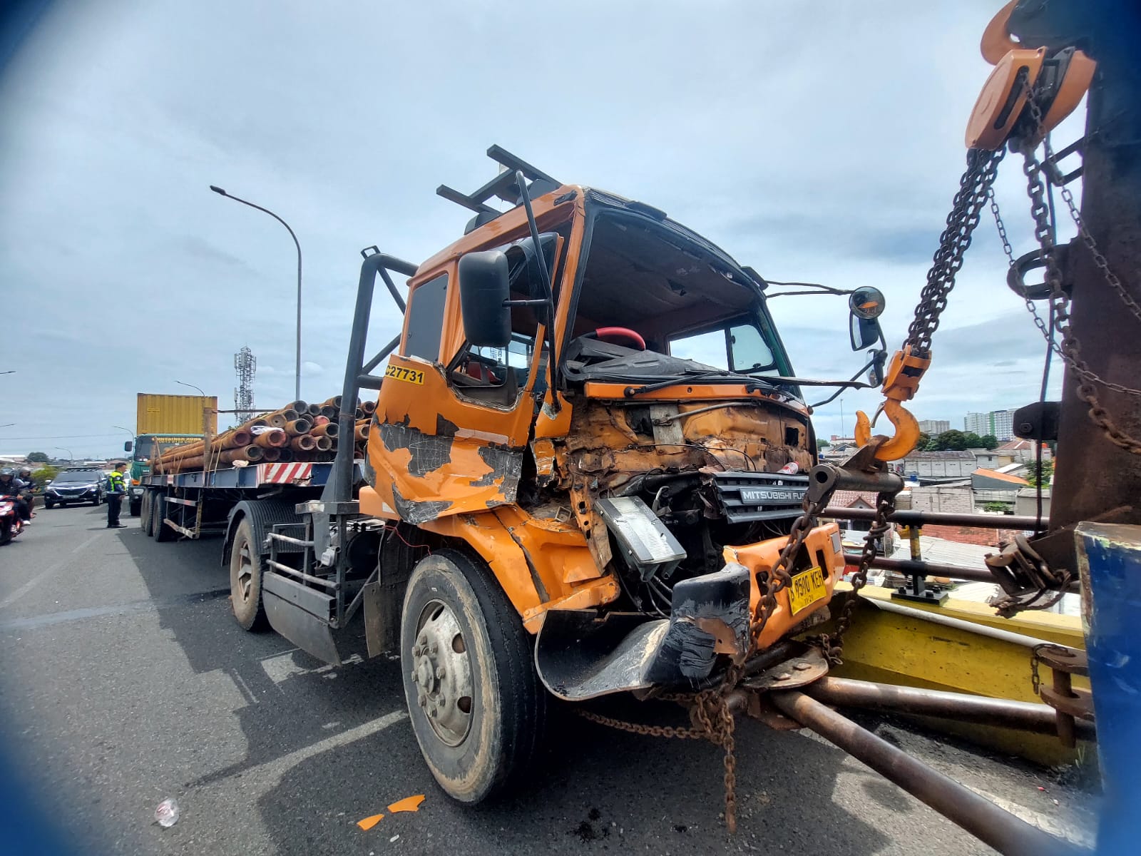 Truk yang mengalami kecelakaan di Flyover Ciputat. (tangselpos.id/rmn)