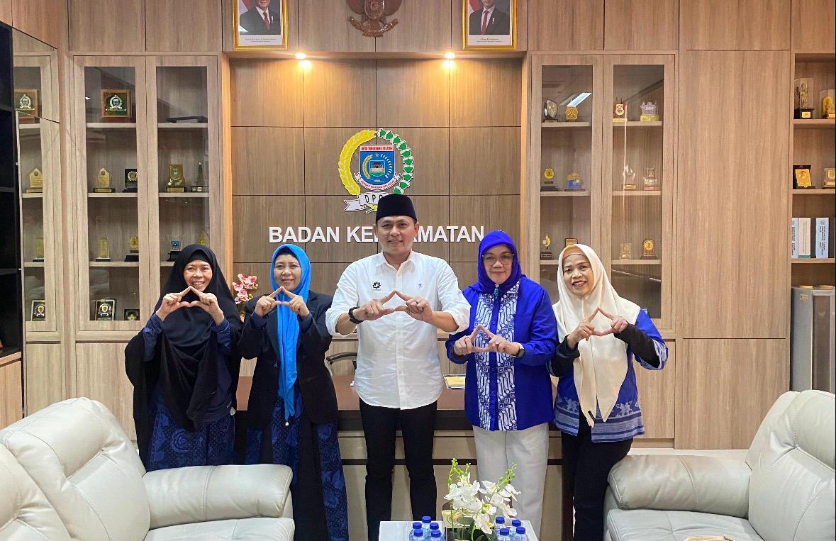 AUDIENSI. Ketua BK DPRD Kota Tangsel Julham Firdaus menerima kunjungan dari LBH Mata Hati.