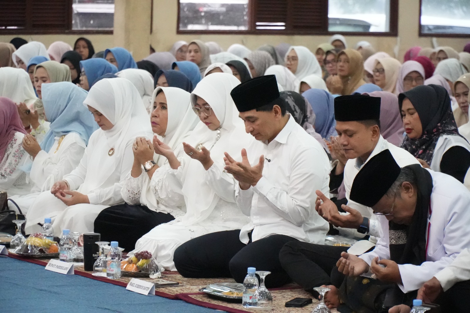 Bupati-Wabup Pandeglang Raden Dewi Setiani-Iing Andri Supriadi, bersama Wakil Gubernur Banten dan para jamaah lainnya, sedang berdoa saat acara peringatan Isra Mi'raj, di Aula Pendopo Pandeglang, beberapa waktu lalu.