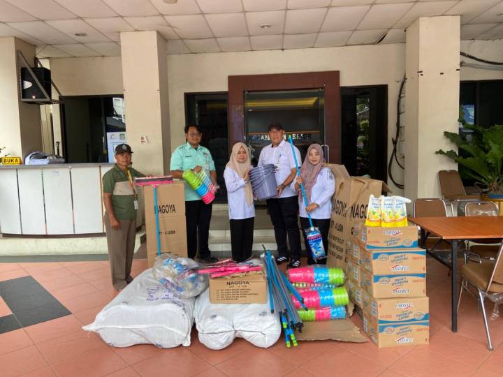 Pegawai Dinas Sosial (Dinsos) Kota Tangerang memberikan bantuan alat kebersihan untuk warga terdampak banjir, di Kantor Kecamatan Periuk, Kota Tangerang, Rabu (28/1).