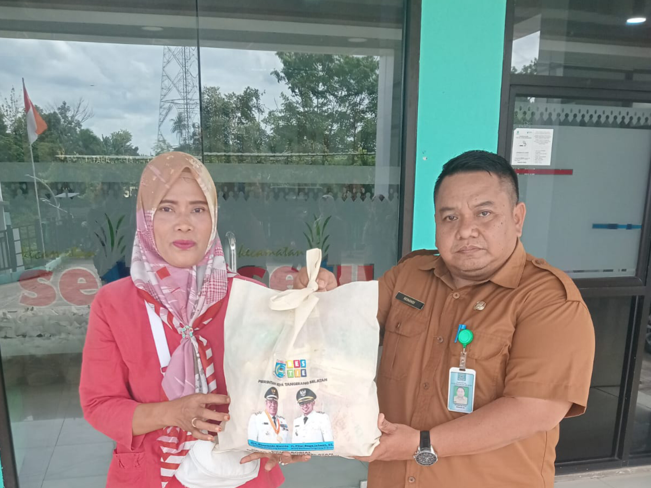 Dinsos Tangsel menyerahkan paket bansos kepada warga penerima manfaat di Kota Tangerang Selatan. (tamgselpos.id/irm)