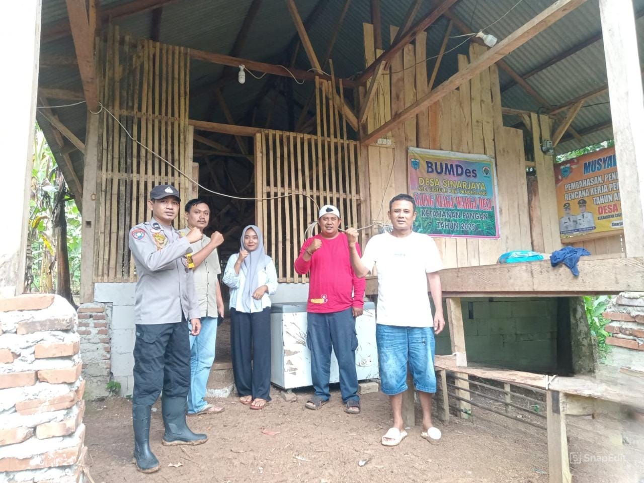 Petugas kesehatan hewan bersama Polsek Cigeulis melakukan pemantauan dan edukasi di peternakan bebek petelur Desa Sinarjaya, Kec. Cigeulis, Jumat (16/1/2026).(Istimewa)